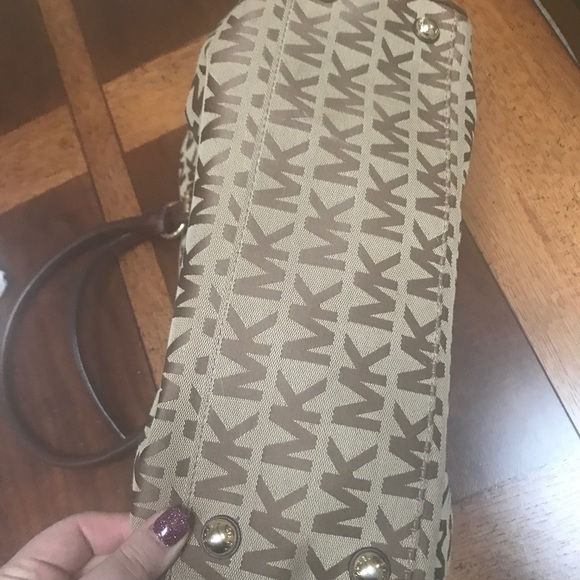 Michael Kors Signature Logo Bag - Picture 5 of 5